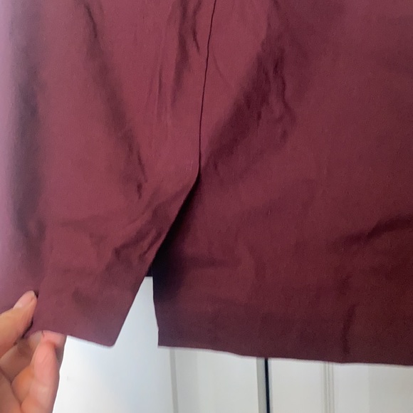 Burgundy stretchy mini skirt - Picture 3 of 3